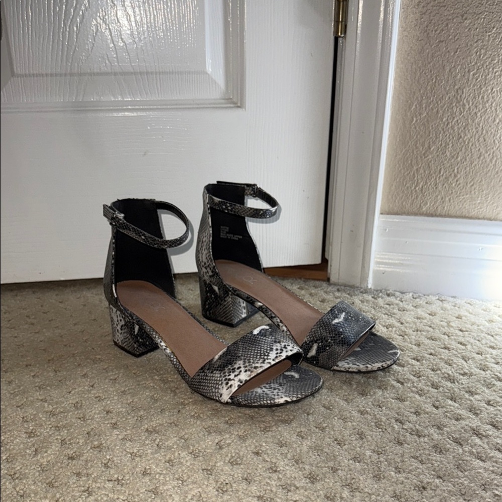 Sugar Black and White Heels Elegant Block Design